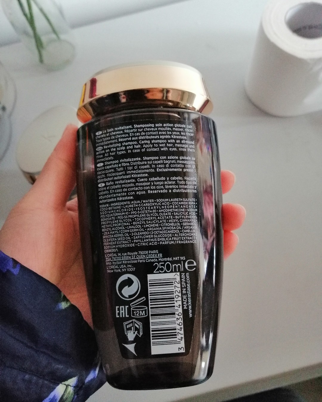 网红产品卡诗酱洗发水，这款在国内算上风很大的洗发水产品了。 