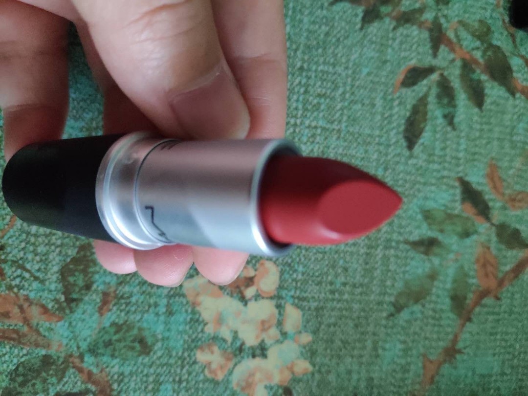 MAC CHILI 小辣椒色，橘红色，上嘴特别显白，女孩子口