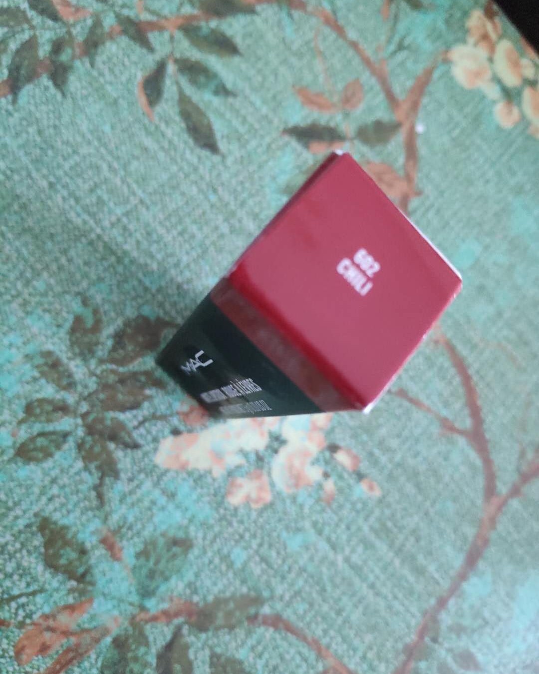 MAC CHILI 小辣椒色，橘红色，上嘴特别显白，女孩子口