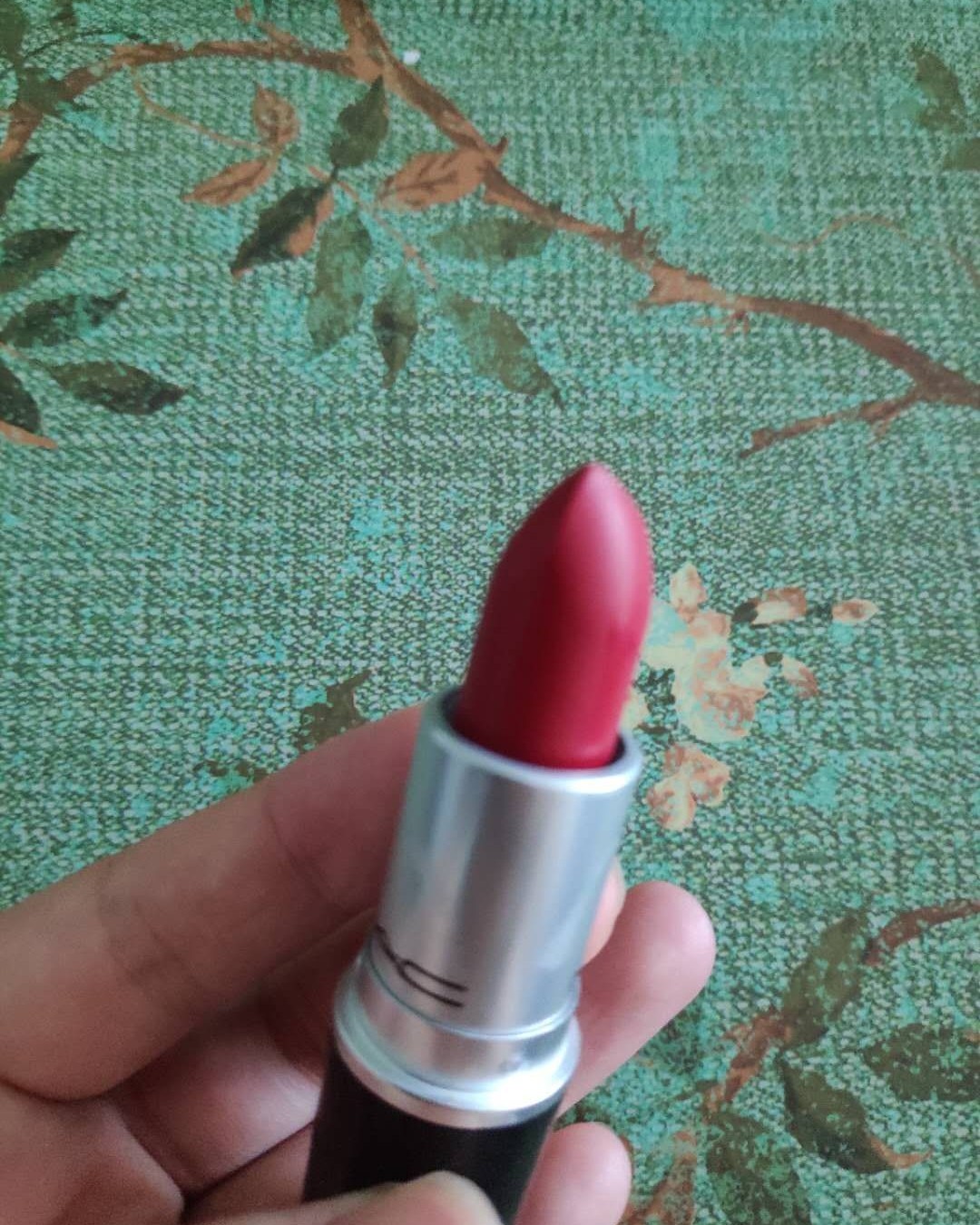 MAC CHILI 小辣椒色，橘红色，上嘴特别显白，女孩子口