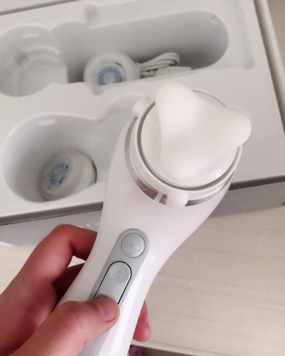 这款多效声波美容仪一共有三个刷头，一个按摩刷头，两个洗脸刷头