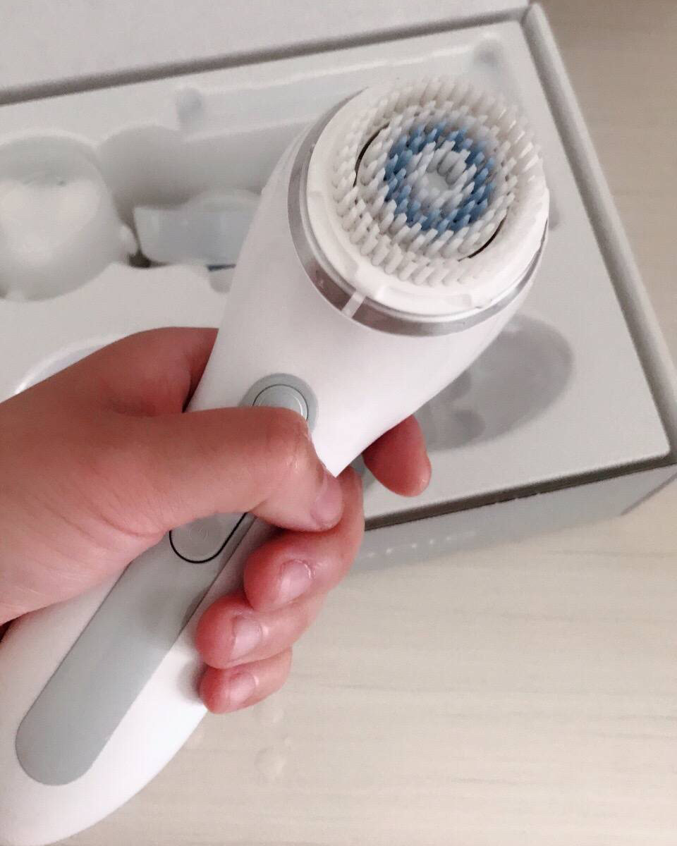 这款多效声波美容仪一共有三个刷头，一个按摩刷头，两个洗脸刷头