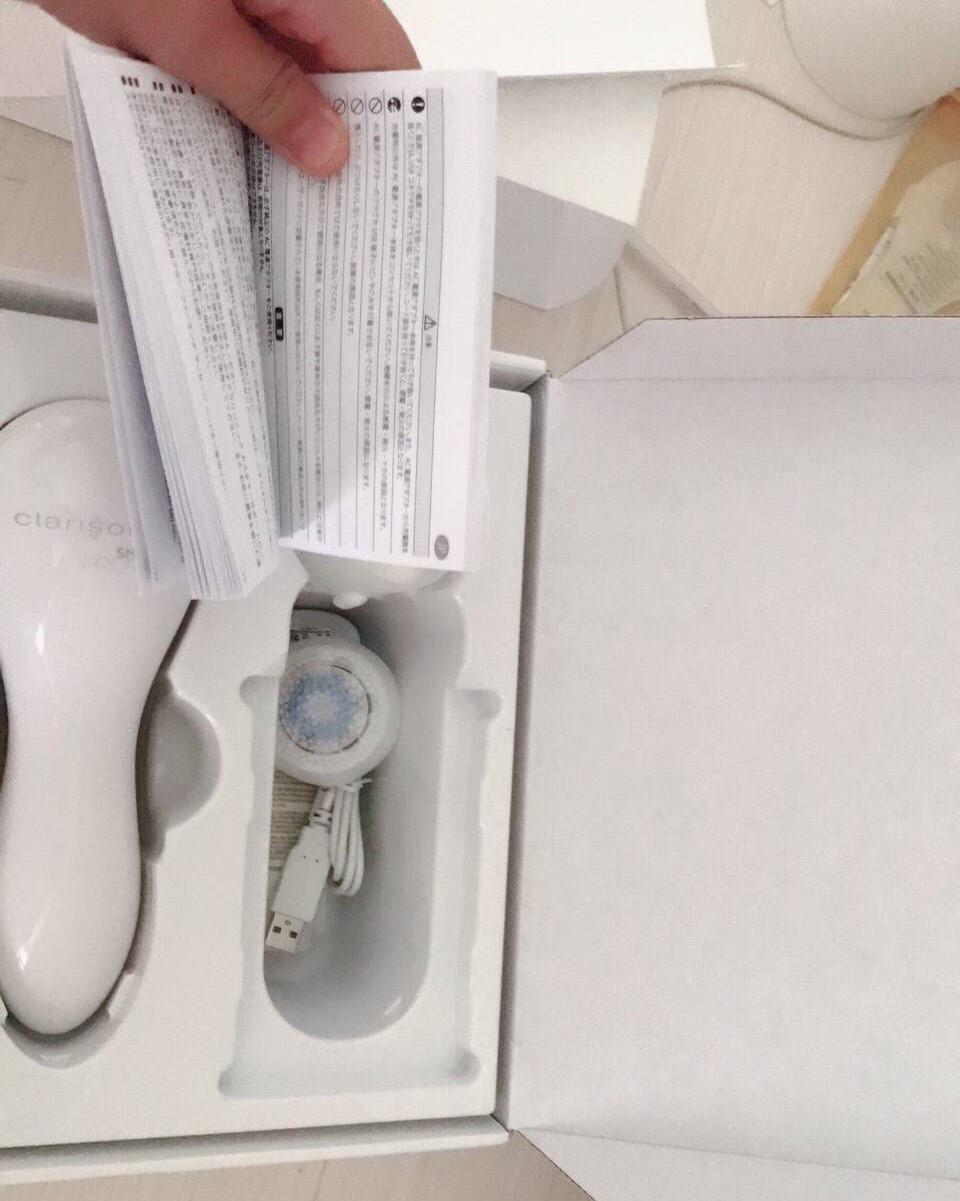 这款多效声波美容仪一共有三个刷头，一个按摩刷头，两个洗脸刷头