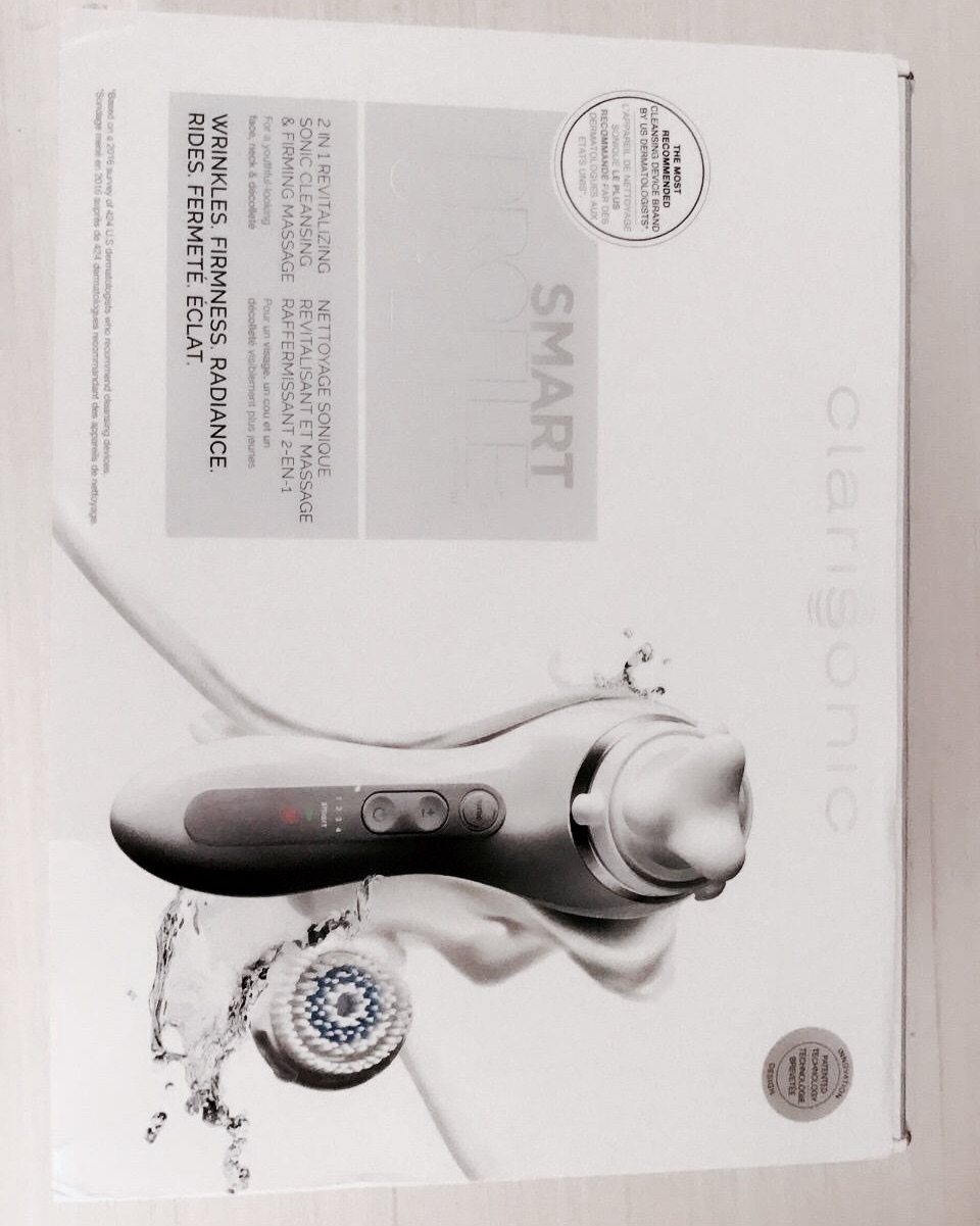 这款多效声波美容仪一共有三个刷头，一个按摩刷头，两个洗脸刷头