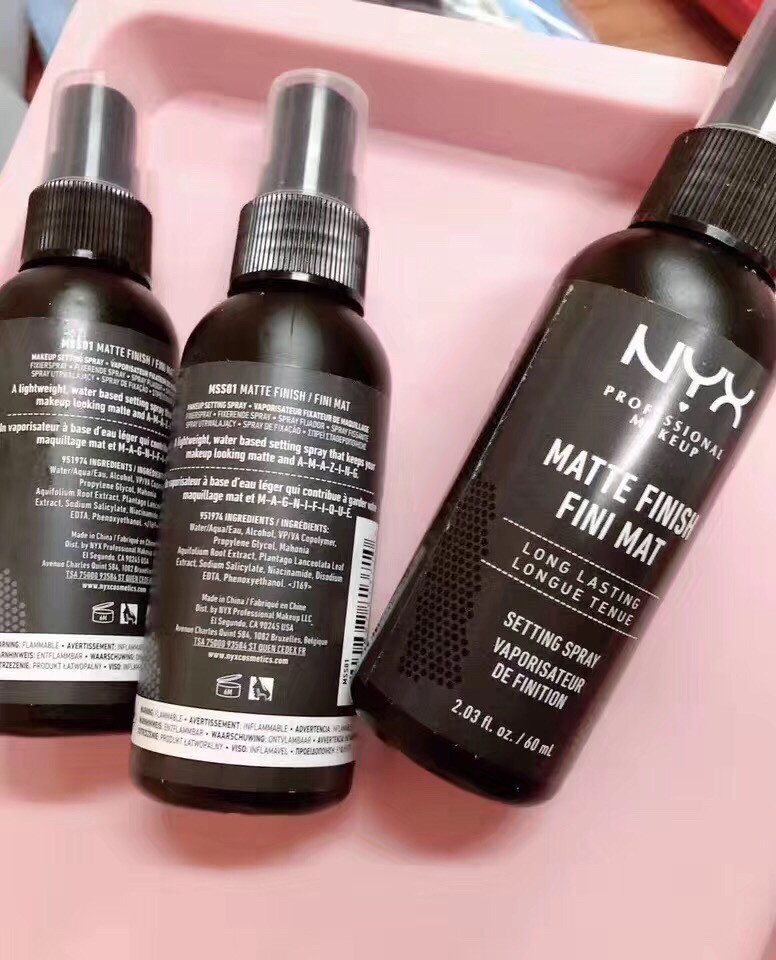 现货，NYX定妆喷雾  定妆的同时让皮肤看起来有光泽 分两款