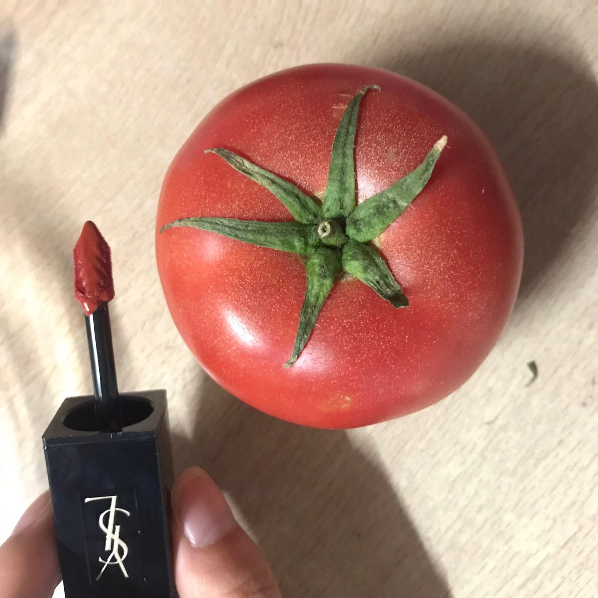 🥰第一支YSL唇釉🌚  😆之前看朋友用Ysl的圆管，我