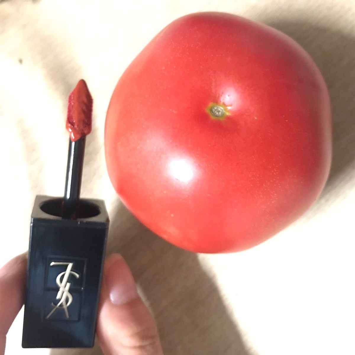 🥰第一支YSL唇釉🌚  😆之前看朋友用Ysl的圆管，我