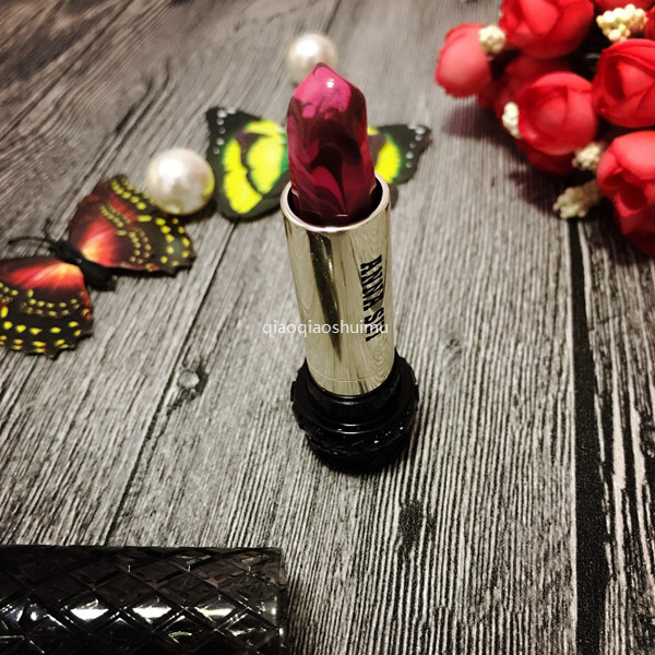 今天聊聊高颜值的anna sui口红💄我称她为滋润度极高的