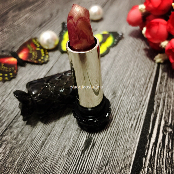 今天聊聊高颜值的anna sui口红💄我称她为滋润度极高的