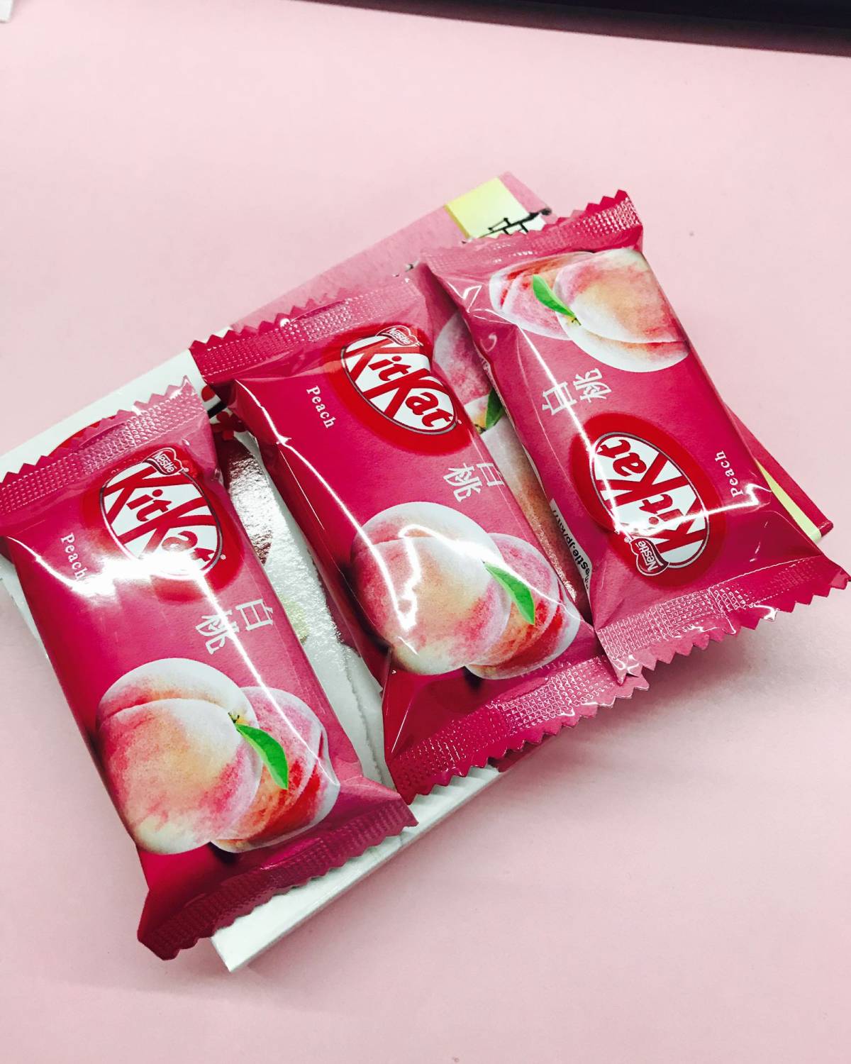 回程必买的伴手礼白桃味是限定口味桃子味超浓外层是粉色巧克力中间是