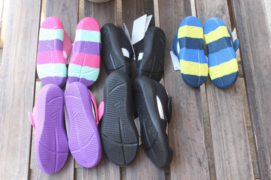 韩国买的阿迪儿童凉鞋  超级便宜  不用担心买到高仿的  小