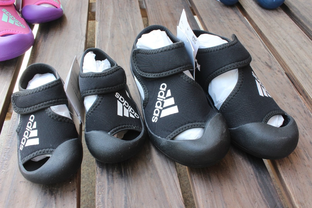 韩国买的阿迪儿童凉鞋  超级便宜  不用担心买到高仿的  小