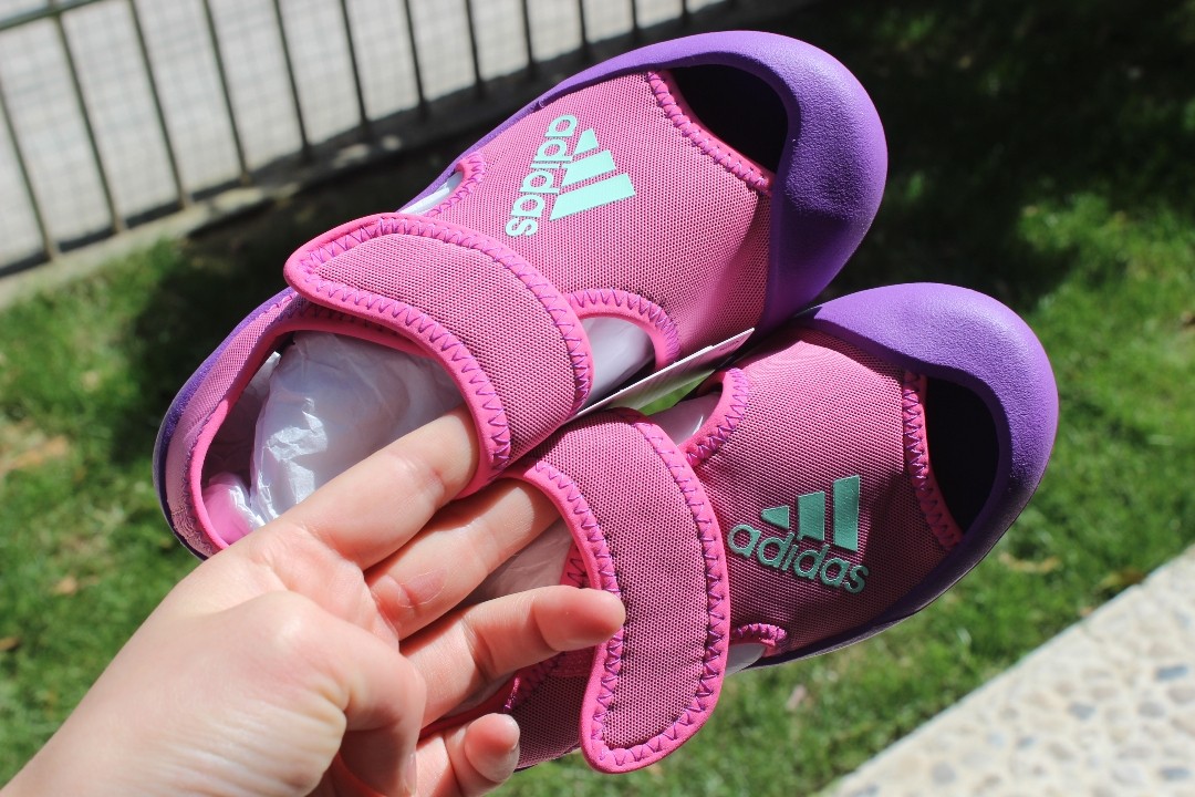 韩国买的阿迪儿童凉鞋  超级便宜  不用担心买到高仿的  小