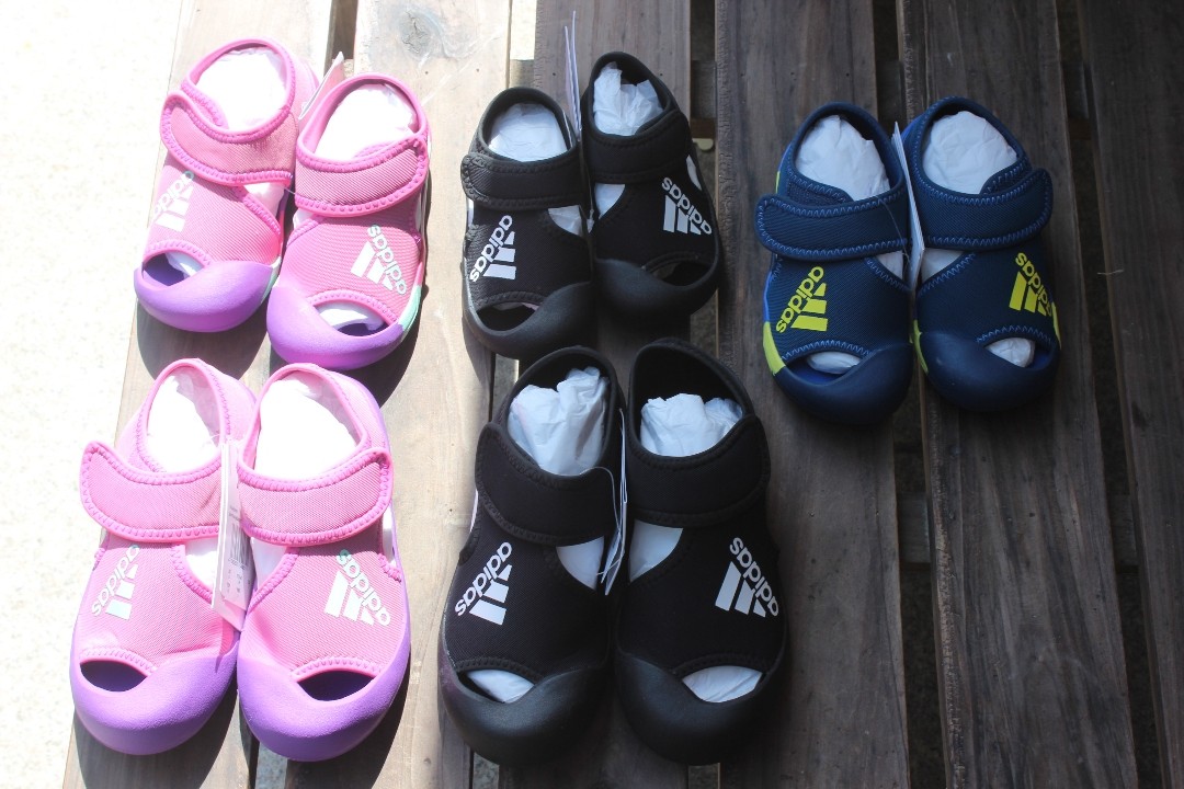 韩国买的阿迪儿童凉鞋  超级便宜  不用担心买到高仿的  小