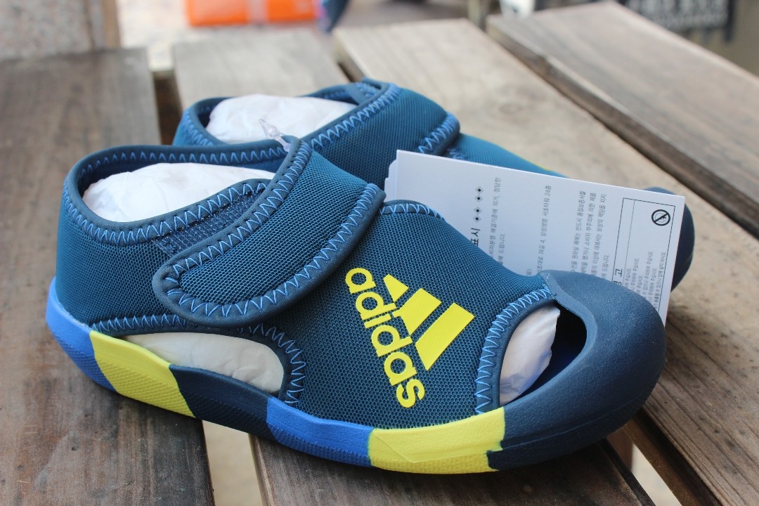 韩国买的阿迪儿童凉鞋  超级便宜  不用担心买到高仿的  小