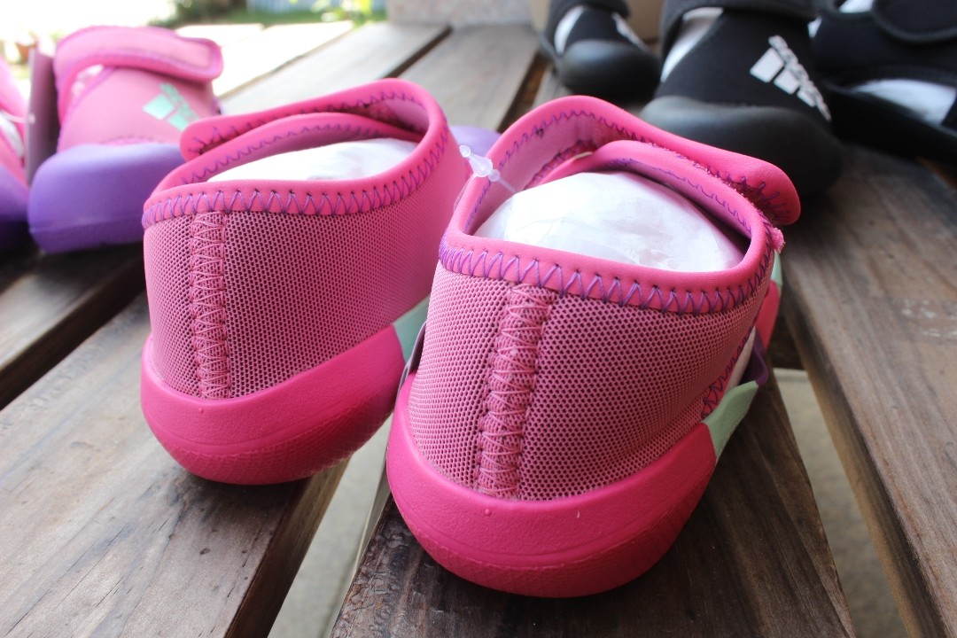 韩国买的阿迪儿童凉鞋  超级便宜  不用担心买到高仿的  小