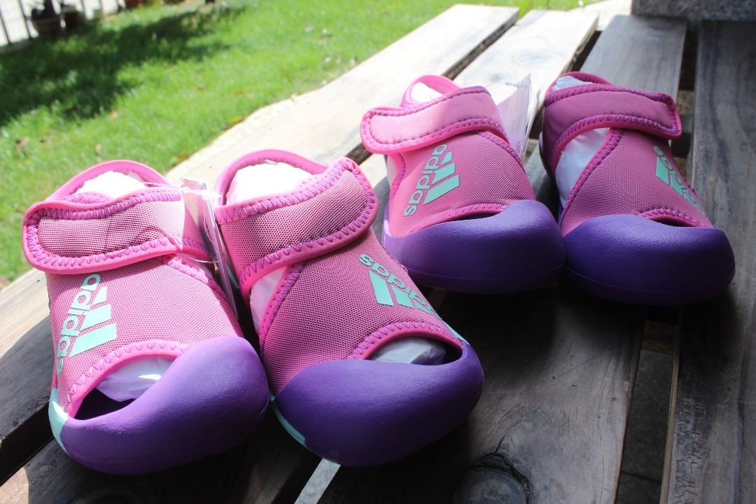 韩国买的阿迪儿童凉鞋  超级便宜  不用担心买到高仿的  小