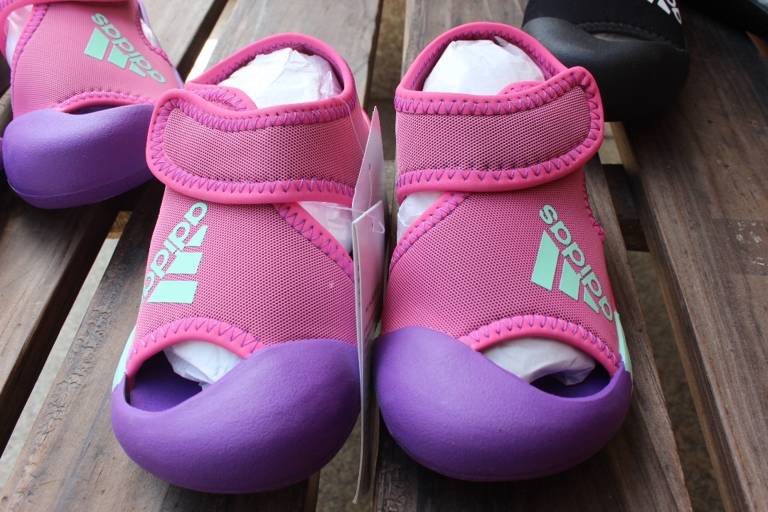 韩国买的阿迪儿童凉鞋  超级便宜  不用担心买到高仿的  小