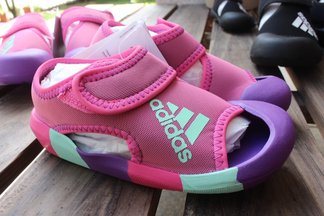 韩国买的阿迪儿童凉鞋  超级便宜  不用担心买到高仿的  小