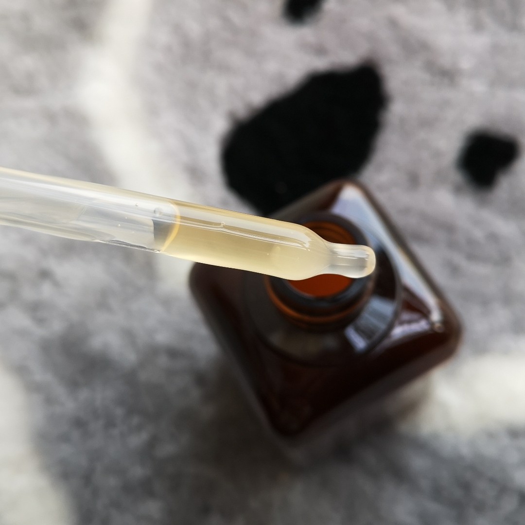 雅诗兰黛小棕瓶精华液  本来这个红了几十年的精华液，我是不想