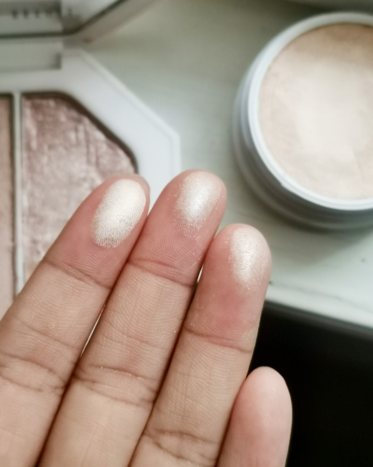 Colourpop高光 VS fenty beauty高光（