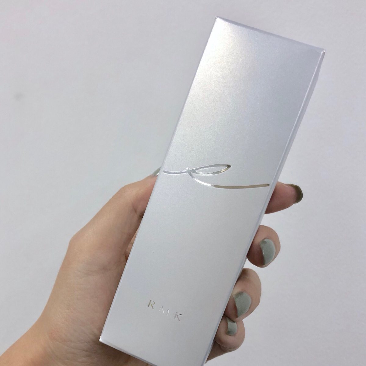 RMK 水凝柔光啫喱粉底霜101 适合干性肤质使用，上脸是奶