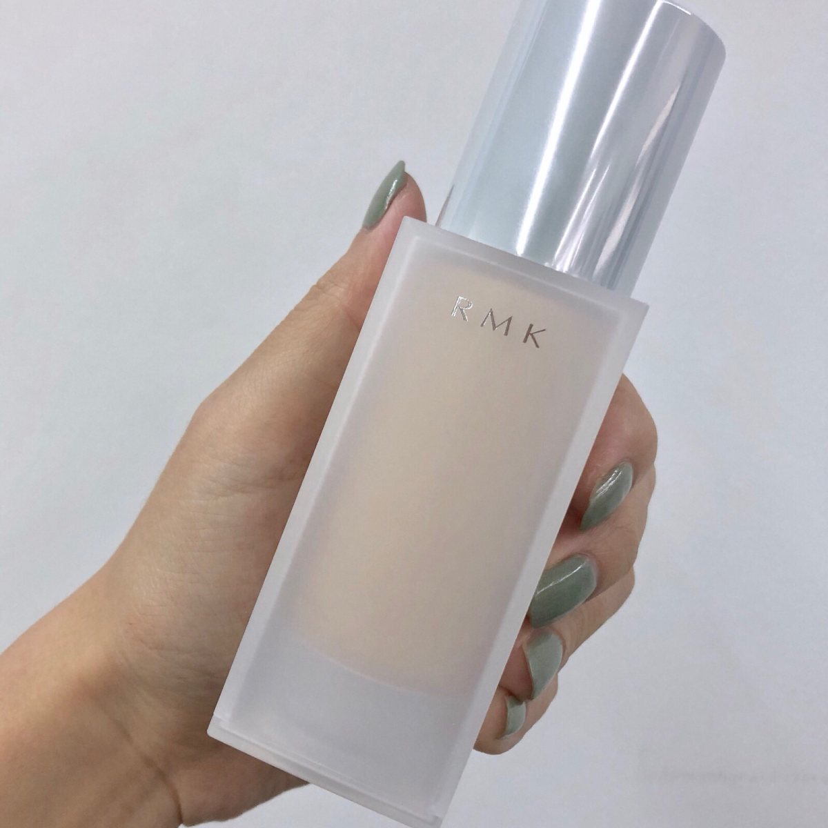 RMK 水凝柔光啫喱粉底霜101 适合干性肤质使用，上脸是奶