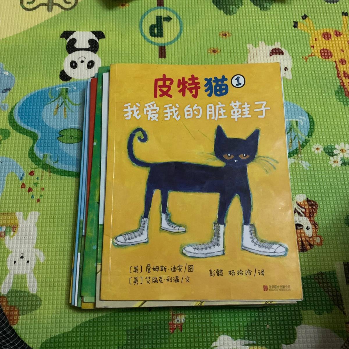 娃两岁半了，晒一晒这期间买的绘本。这些是上半部分，基本娃都喜