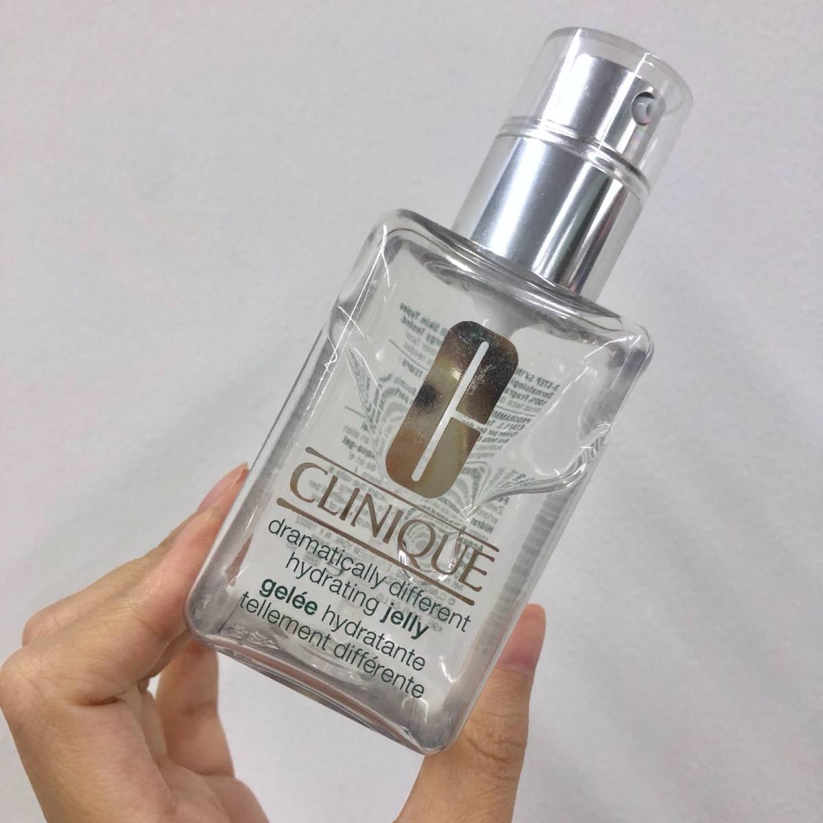 Clinique 倩碧的透明黄油，很快空瓶了，太适合春夏季节