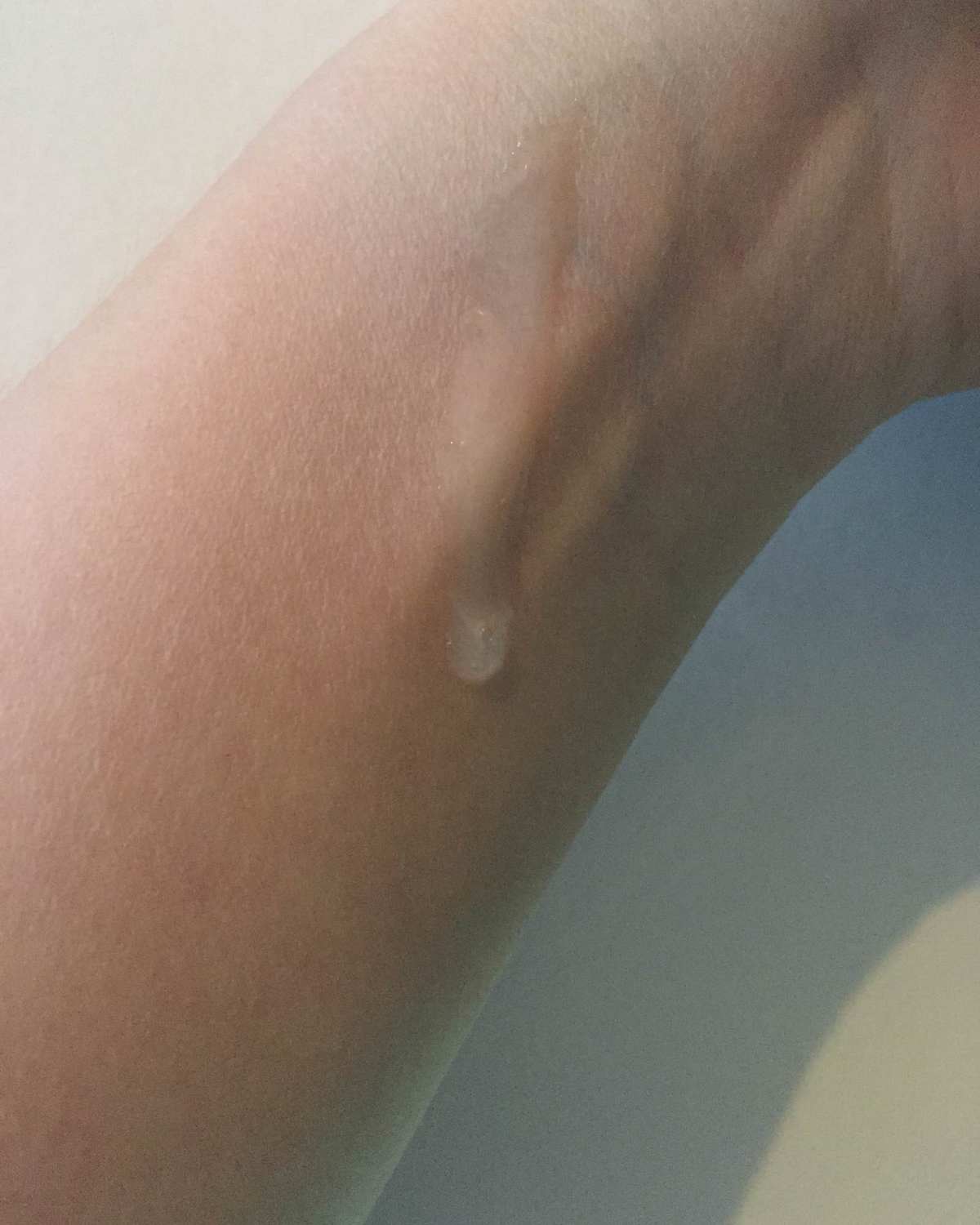 Day-5 21天打卡挑战 今天一款平价肌底液——欧莱雅小黑