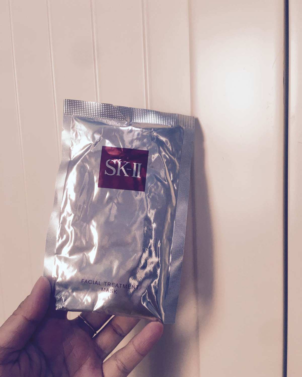 面膜篇： sk2前男友：面膜纸比较厚，比较小，我小脸都只能刚