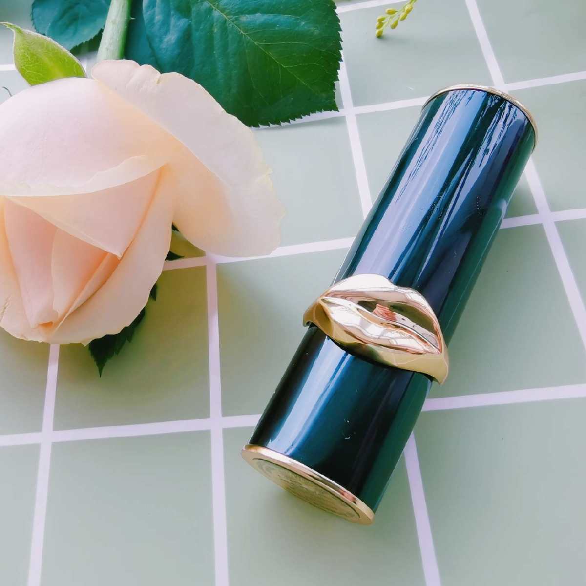 觊觎PAT McGRATH家的口红好久了，满是闪亮亮的包装是