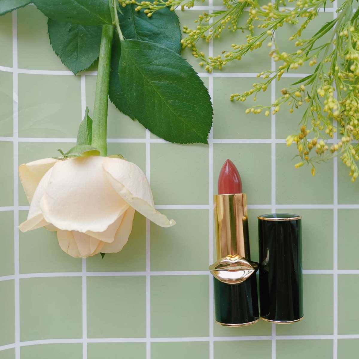 觊觎PAT McGRATH家的口红好久了，满是闪亮亮的包装是