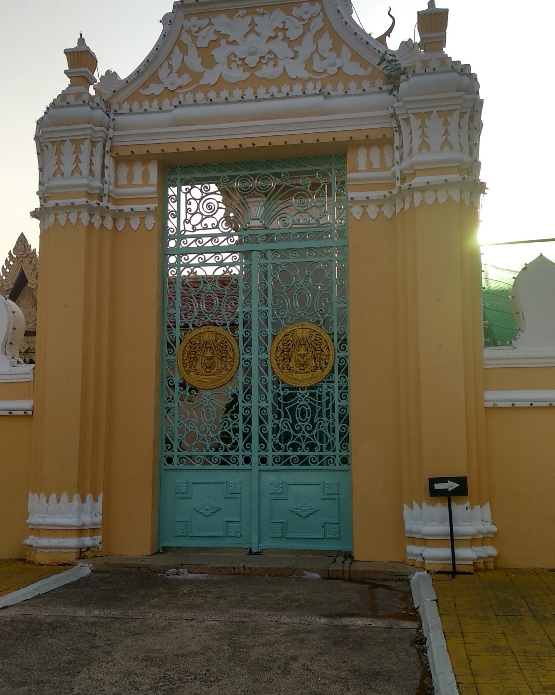柬埔寨旅游攻略:  一般去柬埔寨吴哥要去各个寺庙(吴哥窟)，