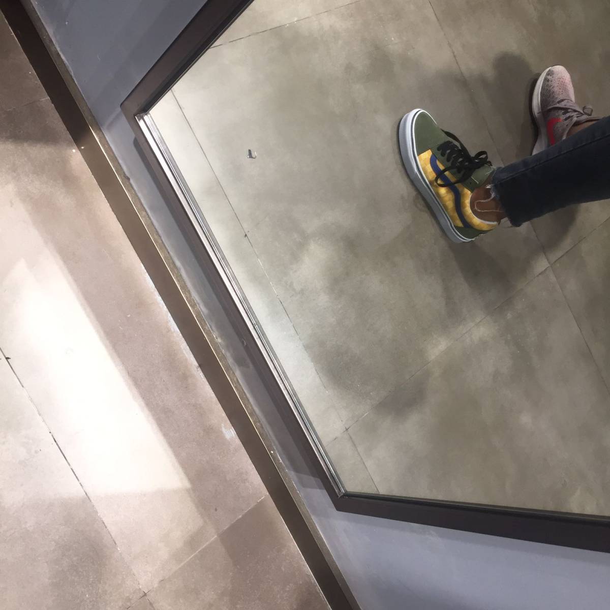 吃土少女又来了—1day vans上新款了！！！去逛街偶然看