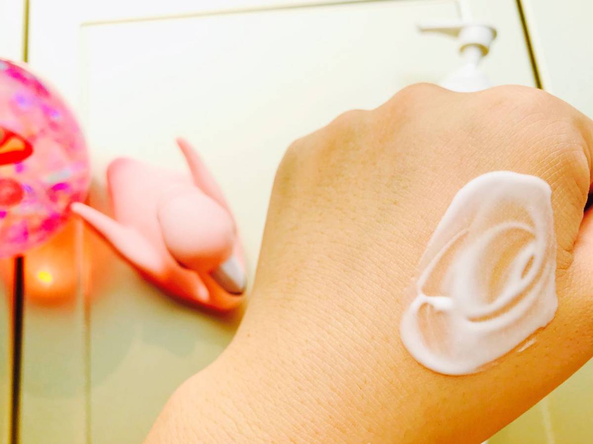 这款牛奶身体乳是妹妹朋友从hk带回来的 其中一瓶已经快见底了