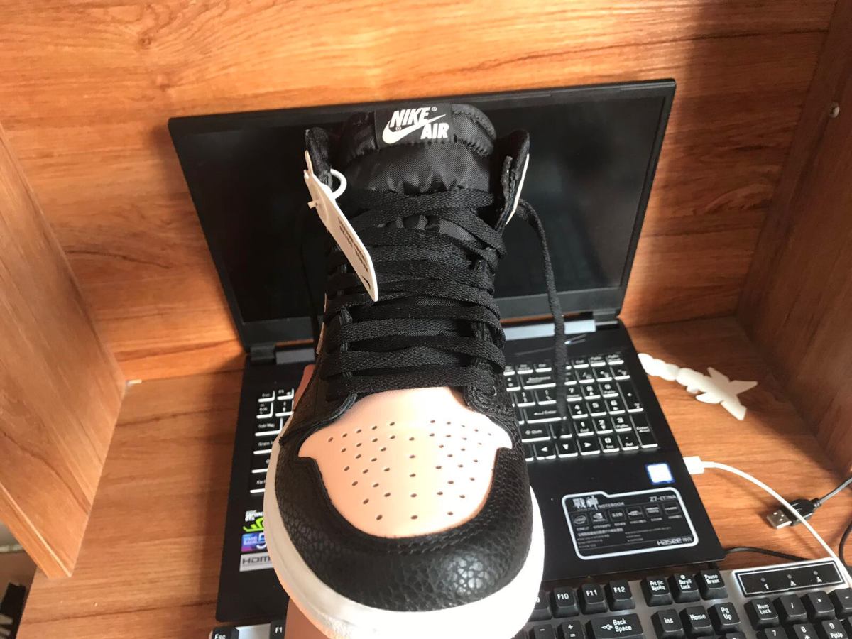 Air Jordan1 黑粉脚趾 第一次见是在上海回宁波的第