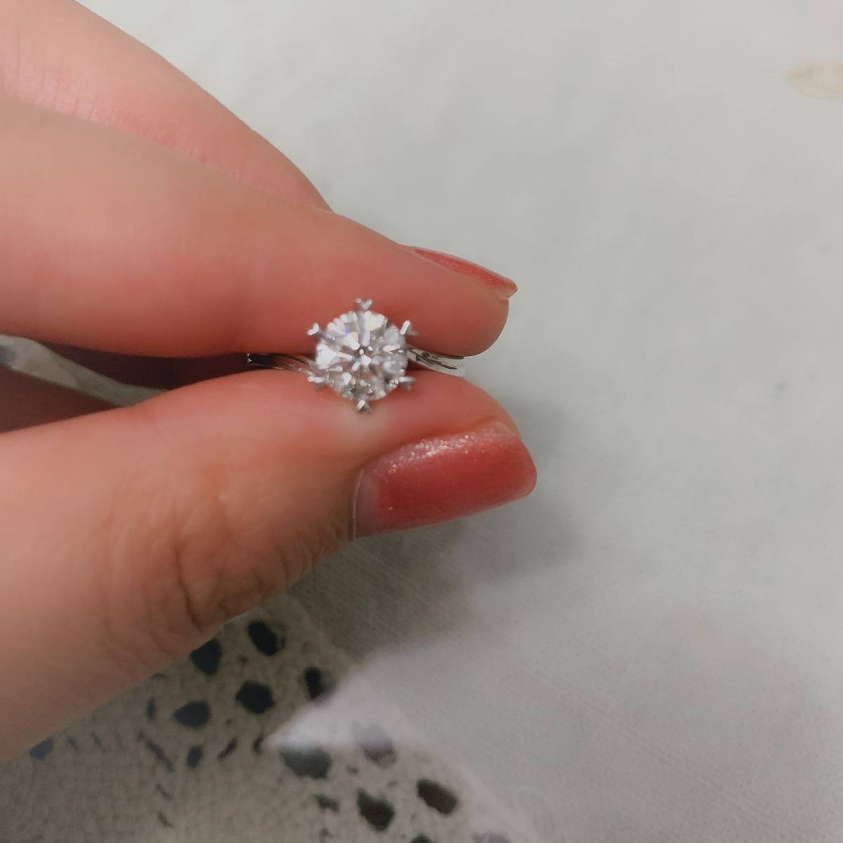 女人在结婚时必不可少的就是一颗钻戒，都说钻石恒久远一颗永流传