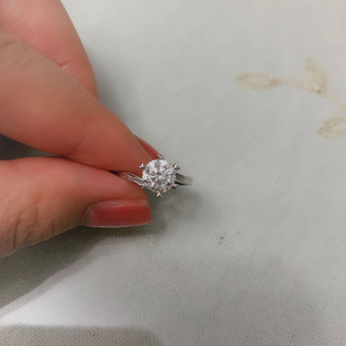 女人在结婚时必不可少的就是一颗钻戒，都说钻石恒久远一颗永流传