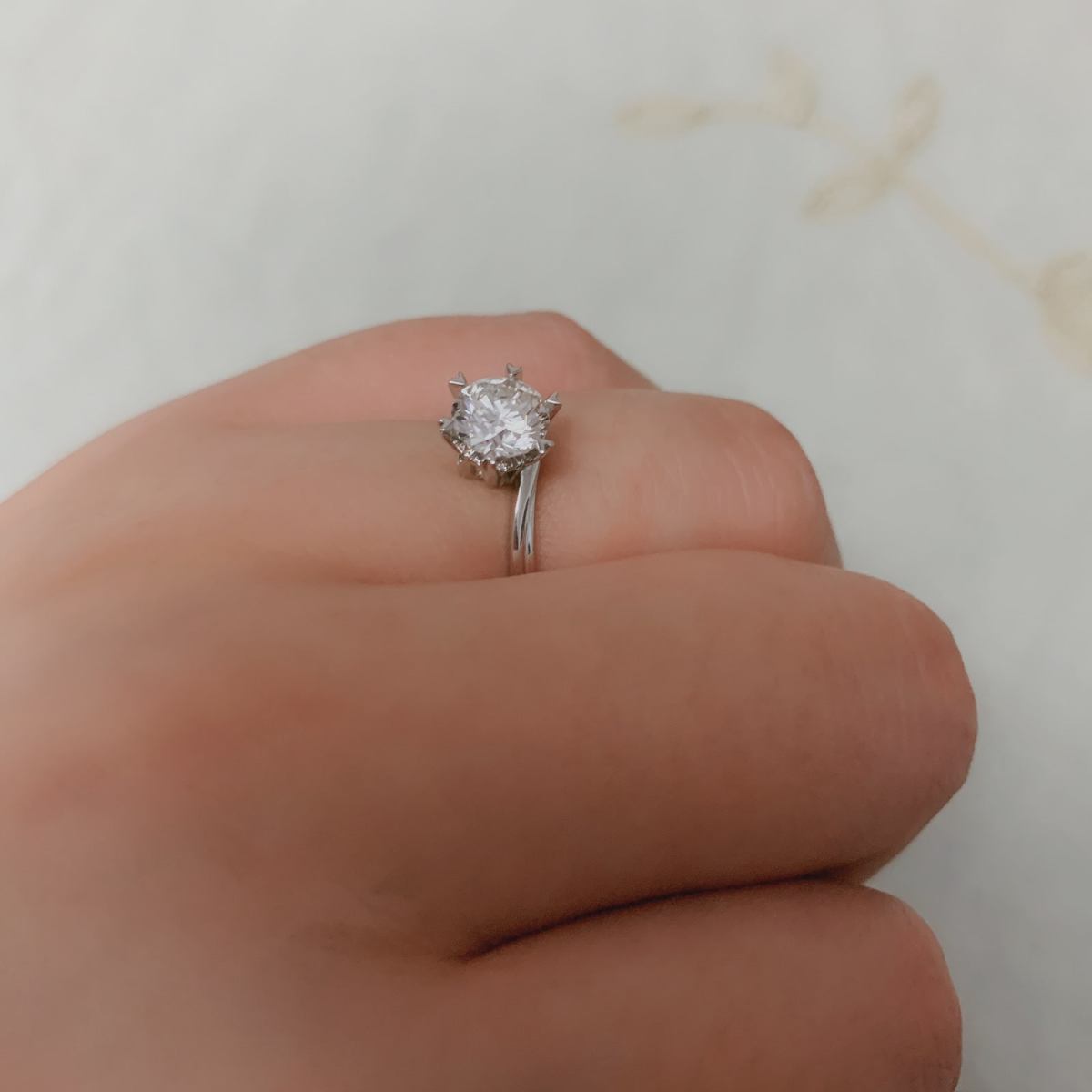 女人在结婚时必不可少的就是一颗钻戒，都说钻石恒久远一颗永流传