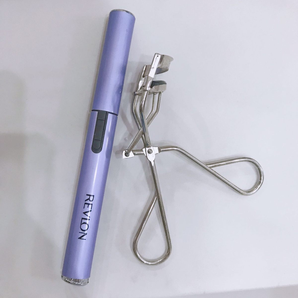 夹睫毛好难啊，一小截一小截夹，却夹出了一节一节的楼梯，一不小