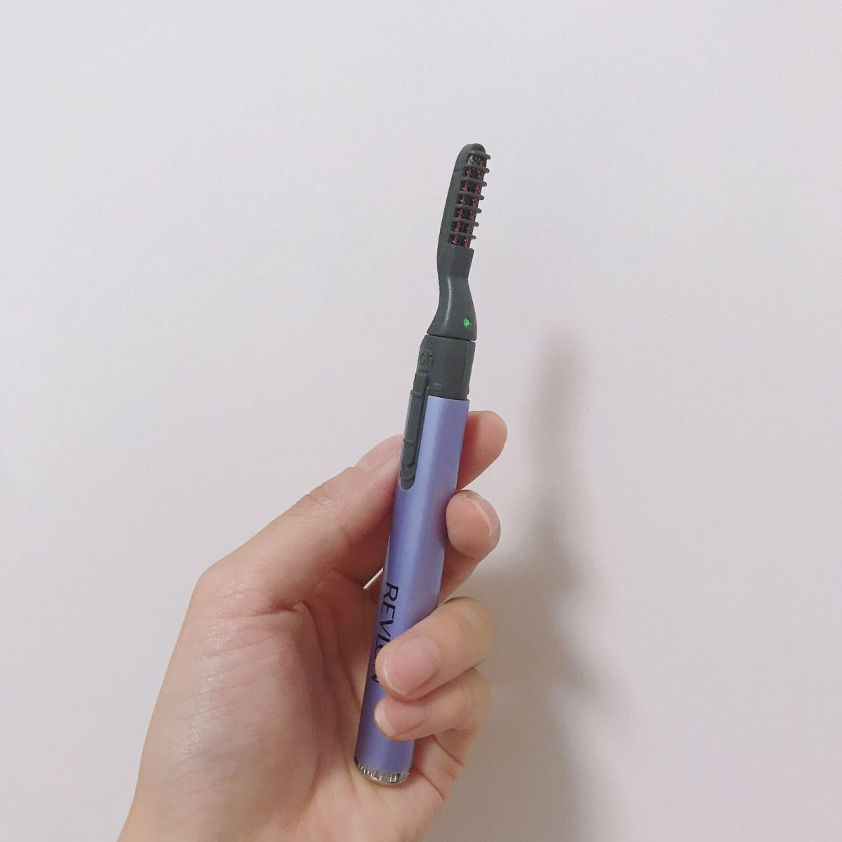 夹睫毛好难啊，一小截一小截夹，却夹出了一节一节的楼梯，一不小