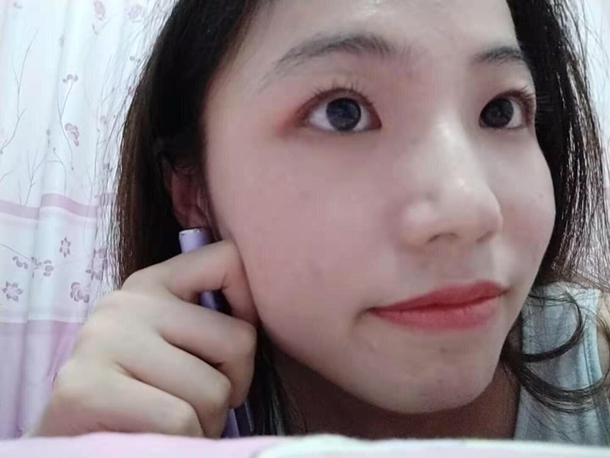 夹睫毛好难啊，一小截一小截夹，却夹出了一节一节的楼梯，一不小