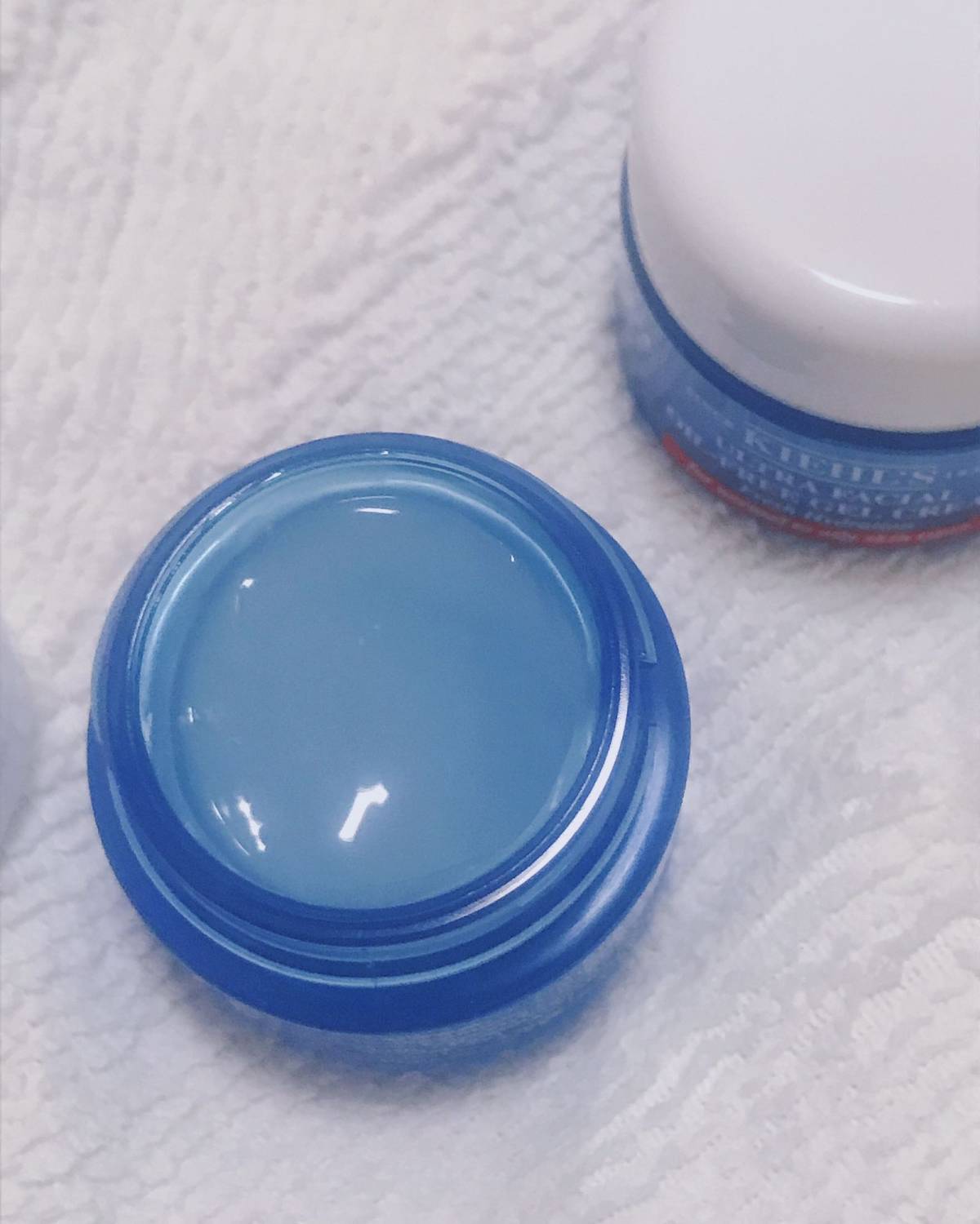 科颜氏高保湿清爽面霜，清透的蓝色，立马就让夏日变得清凉起来。