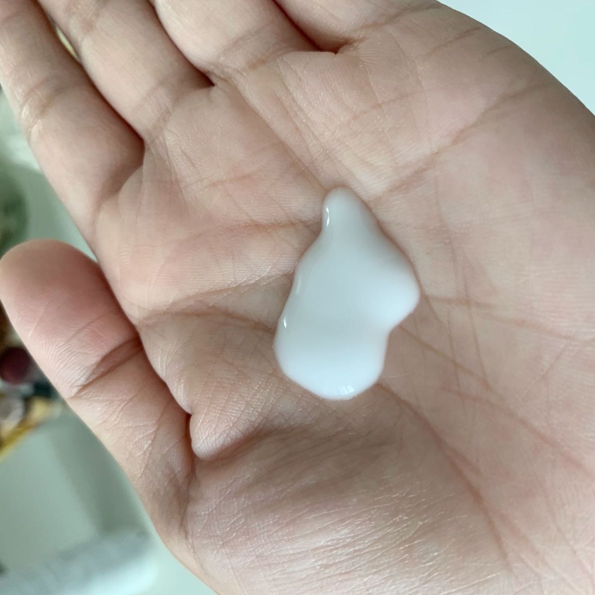 本人肤质： 1. 冬天沙漠皮 2. 夏天混干T字一点点出油，