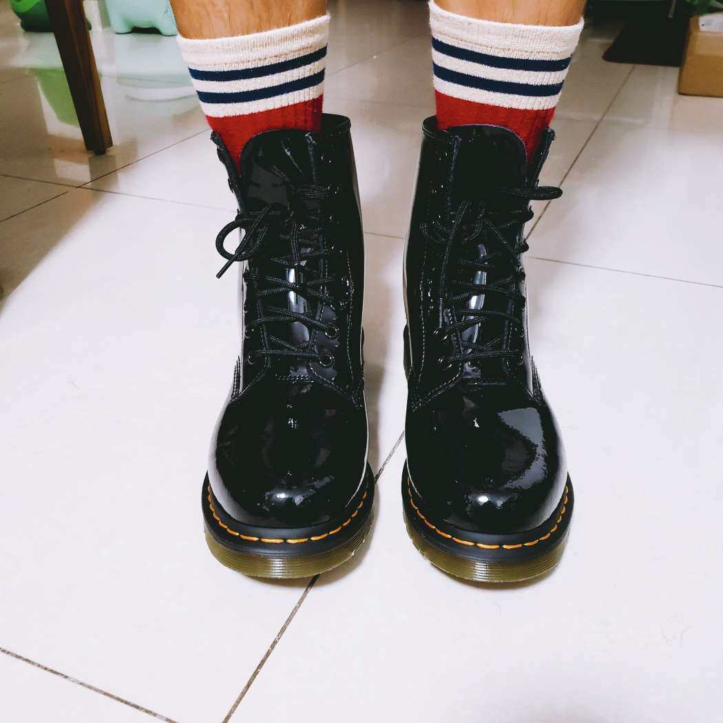 买这个马丁靴也是有故事的。 某天逛某个海淘App，看到这款马