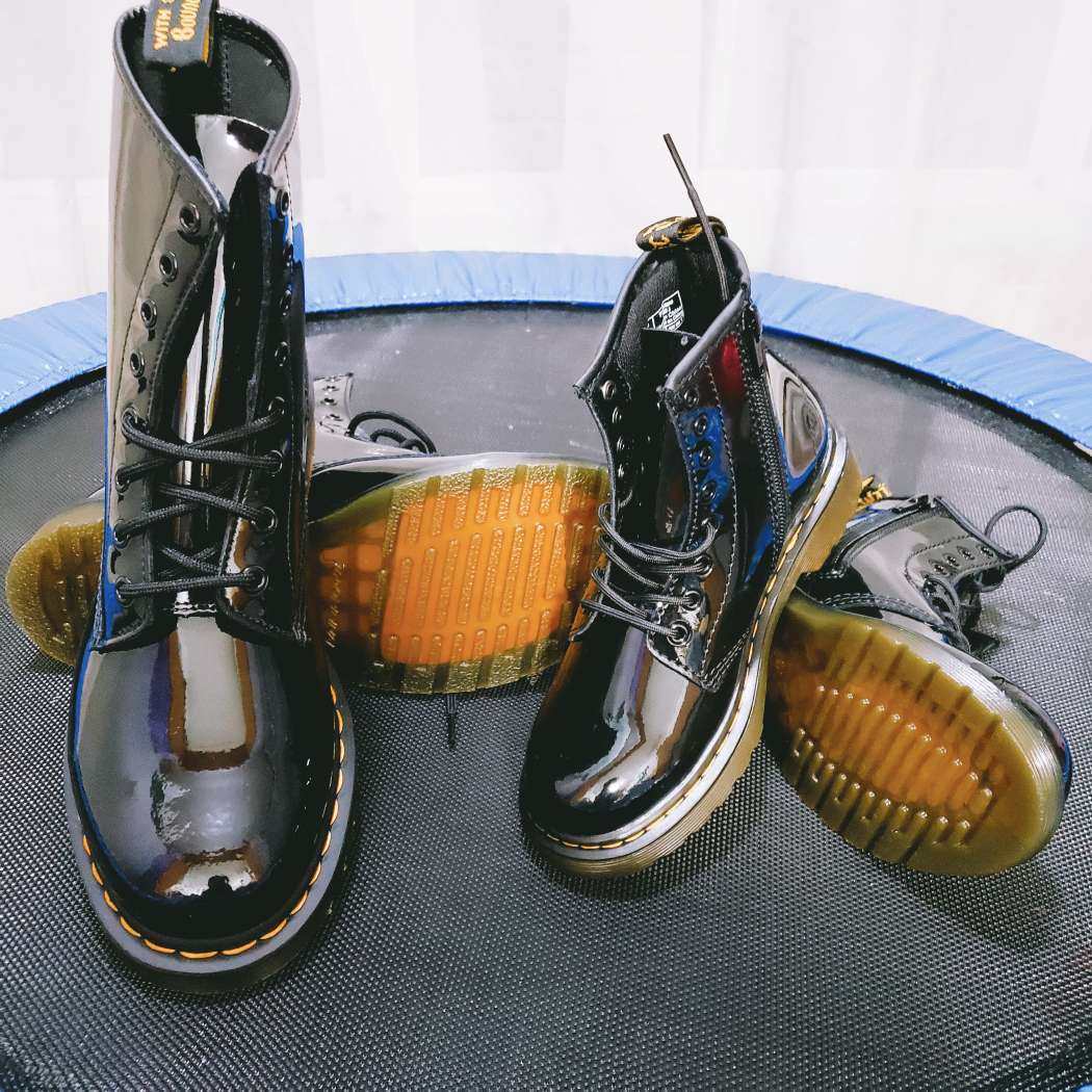 买这个马丁靴也是有故事的。 某天逛某个海淘App，看到这款马