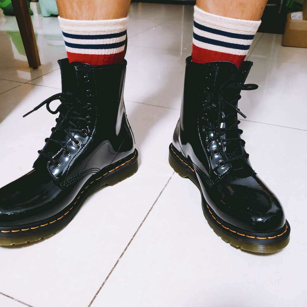 买这个马丁靴也是有故事的。 某天逛某个海淘App，看到这款马