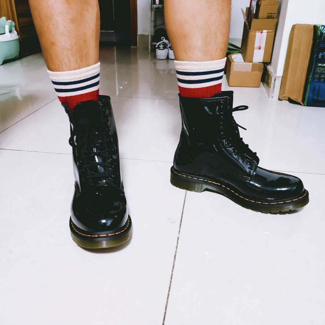 买这个马丁靴也是有故事的。 某天逛某个海淘App，看到这款马