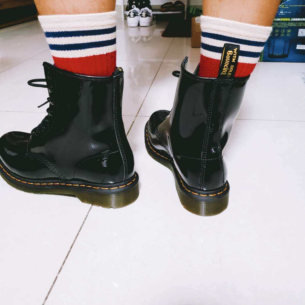 买这个马丁靴也是有故事的。 某天逛某个海淘App，看到这款马